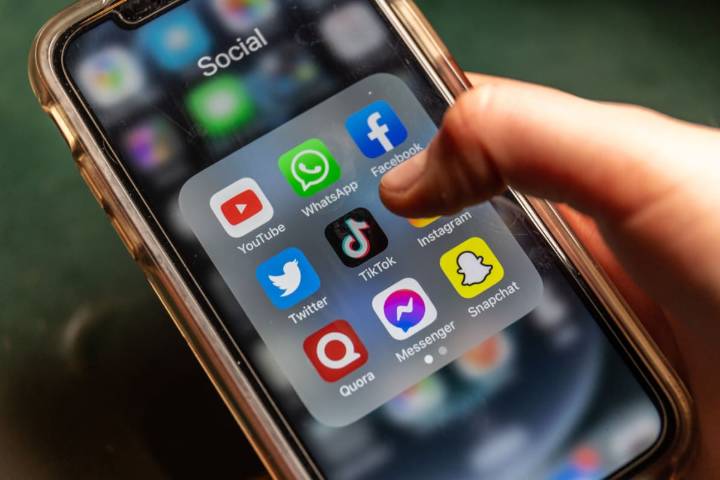 Estados Unidos planea que millones de personas revelen sus datos de redes sociales para realizar trámites migratorios