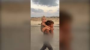 (VIDEO) La historia detrás de la imagen viral de un niño palestino, sollozando, que lleva cargando a su hermanito tras el desplazamiento forzado en Gaza