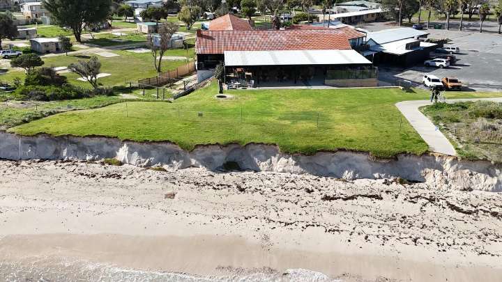 Lancelin residents fear local government project to save beachfront pub from crumbling into the sea too late