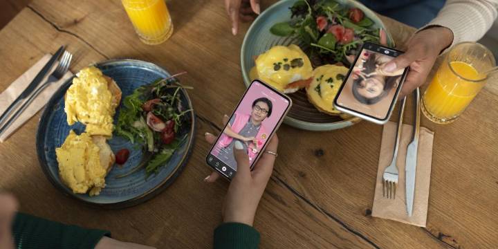 El 71% cree que antes se convivía mejor: así afectan los celulares las comidas familiares