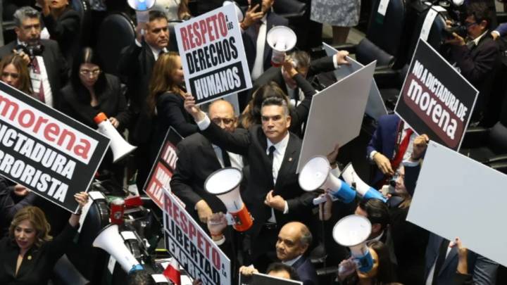 PRI irrumpe con megáfonos en sesión de la Cámara de Diputados