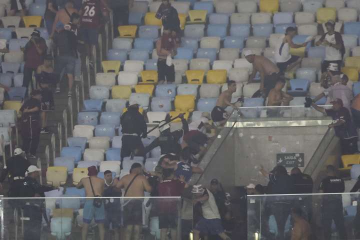 Incidentes entre hinchas del Lanús y la Policía brasileña en las gradas del Maracaná