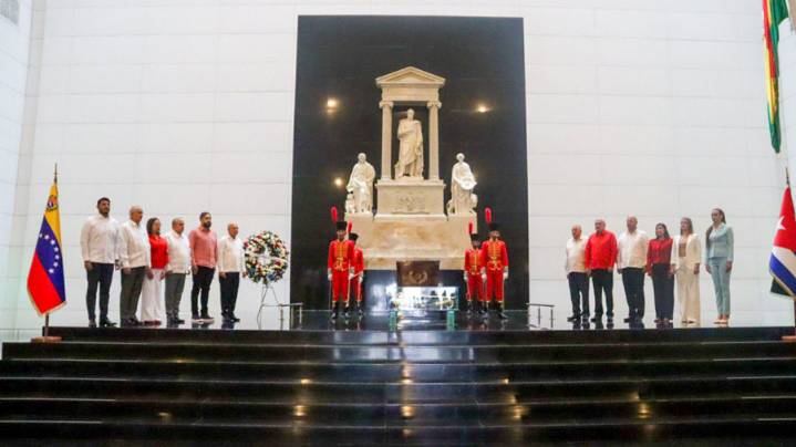 Partido Comunista de Cuba rinde homenaje a Simón Bolívar en el Panteón