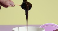 Snacks saludables en la feria Eva: una propuesta de zarzamoras cubiertas con chocolate 100% colombiano resaltan en esta versión