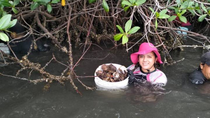 Vanesa enseña a niños de las costas de Navolato a cuidar de las especies del mar