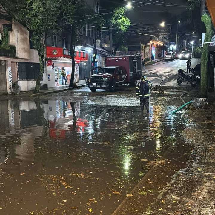 Lluvias severas y tormenta eléctrica en Tlalpan generan inundaciones; suspende servicio el Tren Ligero