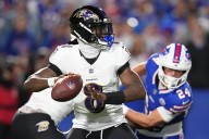 Lamar Jackson pierde los nervios y podría recibir un duro castigo por empujar a un aficionado de los Bills