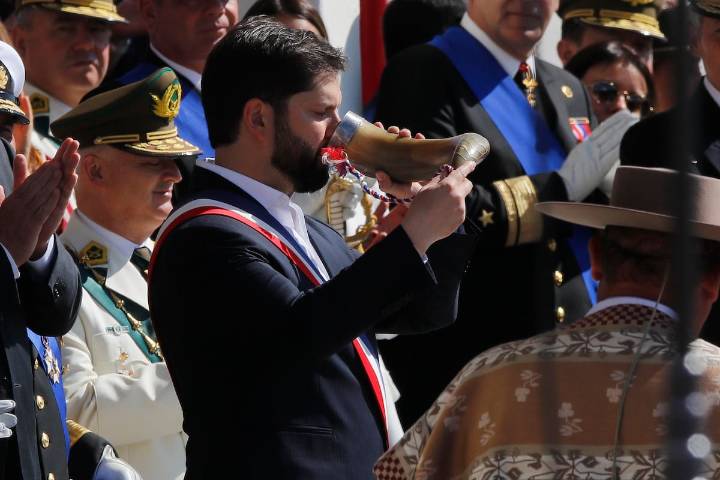 Presidente Boric realiza su último brindis con chicha en cacho en la Parada Militar 2025: así dio la autorización del desfile