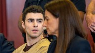 El juez desestima los cargos de terrorismo en el caso estatal contra Luigi Mangione