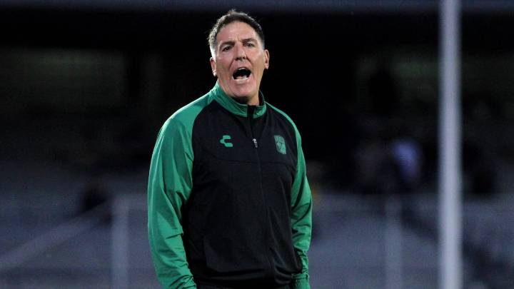 Eduardo Berizzo, técnico de James Rodríguez en León, lanzó una fuerte crítica por el nivel de su equipo