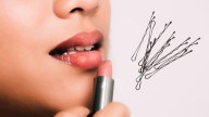 Cómo engrosar los labios de forma natural usando una hebilla para el pelo