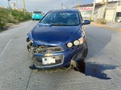 Alcoholizado automovilista sufre choque y volcadura en calles de Villa Montaña