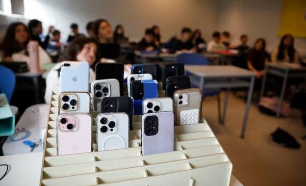 Prohíben el uso de celulares en las escuelas primarias bonaerenses