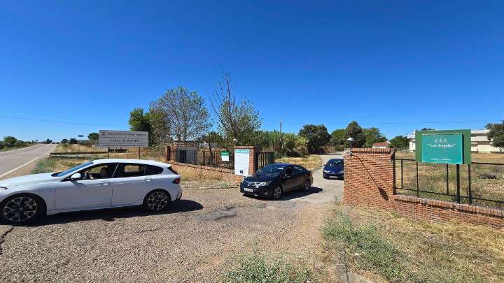 Padres afectados por la falta de transporte escolar: "No puedo dejar sola en casa toda la mañana a una niña de 12 años"