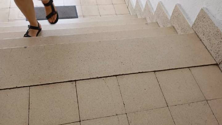 Reclaman miles de euros a una comunidad de vecinos por un tropezón de graves consecuencias