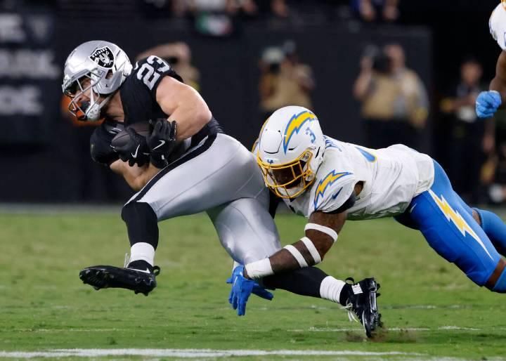 Raiders’ Geno Smith, Ashton Jeanty struggle against Chargers