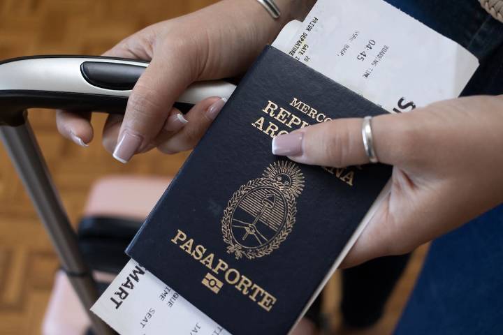 Mal emitidos. Habilitaron una línea de Whatsapp y centros en el interior para la verificación de pasaportes