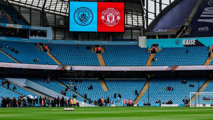 Un empleado del Manchester City, despedido por atender en un bar del Etihad con la camiseta del United