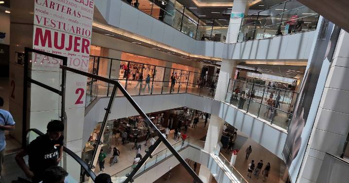 Ventas del comercio repuntan impulsadas por vestuario y compras de turistas