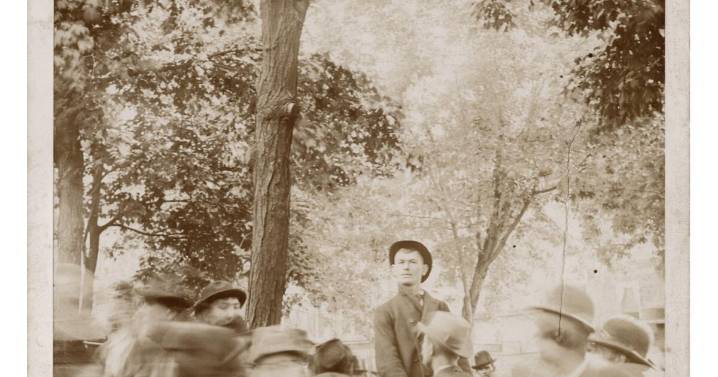 Review: Powerful 'lynching' pictures expose America's dark past