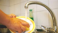 Cuentas del agua podrían subir: ¿En qué consiste el nuevo límite de sobreconsumo para los hogares?