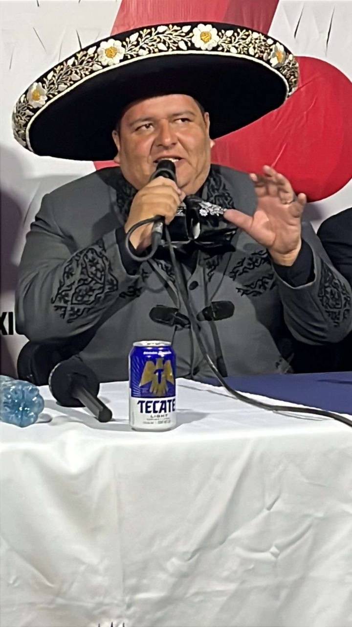 Luis Alfredo Jiménez ride homenaje a El Rey
