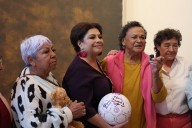 Brugada reconoce a las mujeres pioneras del fútbol