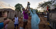 La estatua de La Libertad que honra a las víctimas del conflicto está atascada en un garaje de Barranquilla