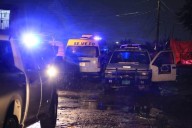 Encuentran a hombre semienterrado en patio, arrestan a seis