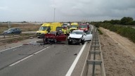 Un hombres sufre heridas graves y una mujer heridas leves en una colisión entre dos turismos en San Pedro