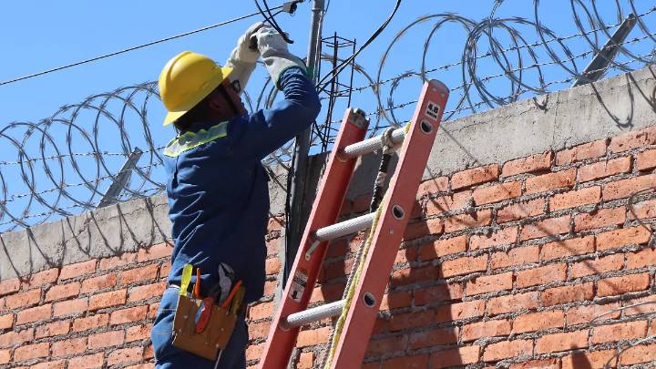 Energía insuficiente y sin plan de expansión: Autoridades firman convenio para promover eficiencia desde el sector industrial