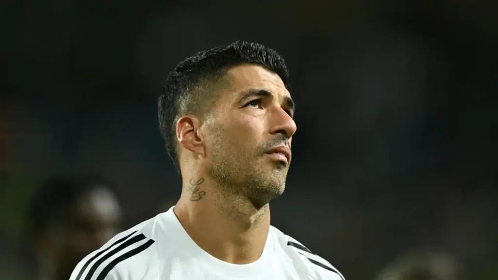 Luis Suárez es sancionado con seis fechas por escupir a un rival