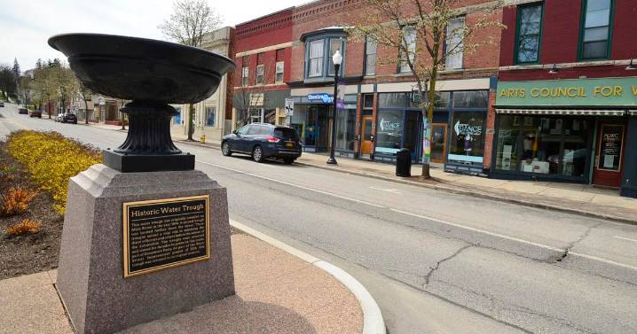 Downtown Perry giving a 'High Five'