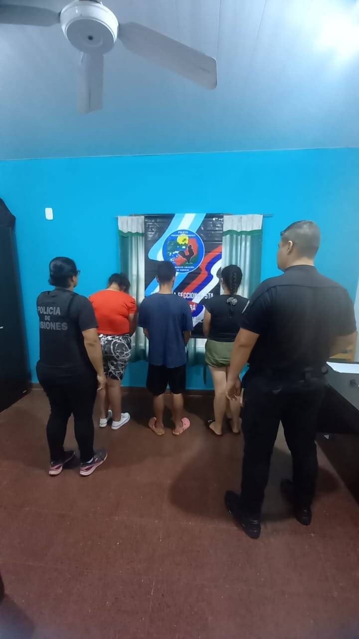 Tres personas fueron detenidas por robar en una vivienda y amenazar a la propietaria con quemarle la casa