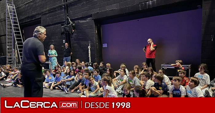 Los más jóvenes disfrutan de una noche mágica en el Teatro Buero Vallejo gracias al Consejo de la Infancia