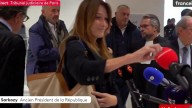 Carla Bruni arranca el capuchón del micro del medio que reveló el caso de su marido