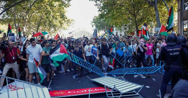 Alberto Ñúñez Feijóo culpa al Gobierno de "permitir e inducir" las protestas propalestinas que han cancelado la Vuelta a España