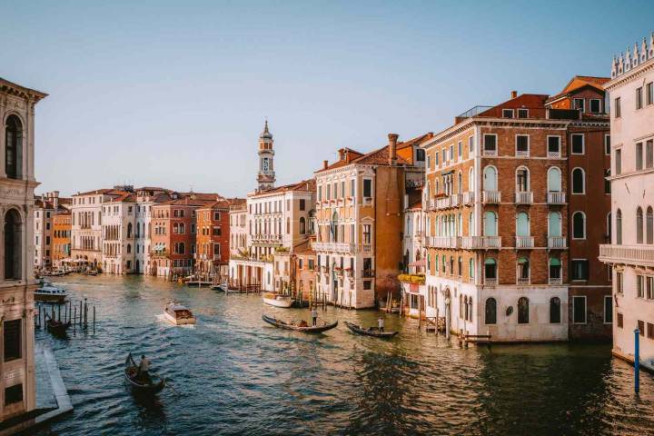 Tourists Banned From Venice, Fined $529 Each After Swimming in Grand Canal
