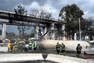 Suman 9 muertos por explosión de pipa en Zaragoza