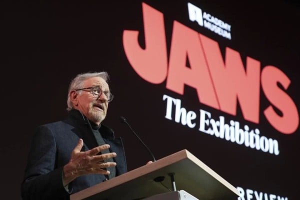 Inaugura Spielberg expo de 'Tiburón' en Museo de la Academia