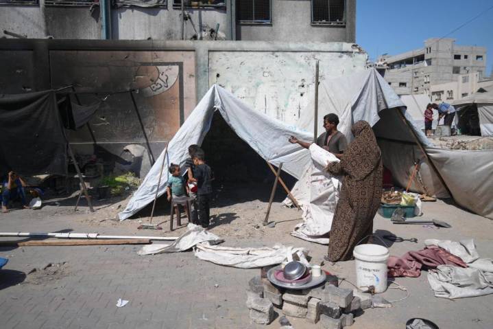 Israeli troops kill at least 31 Palestinians as peace considered