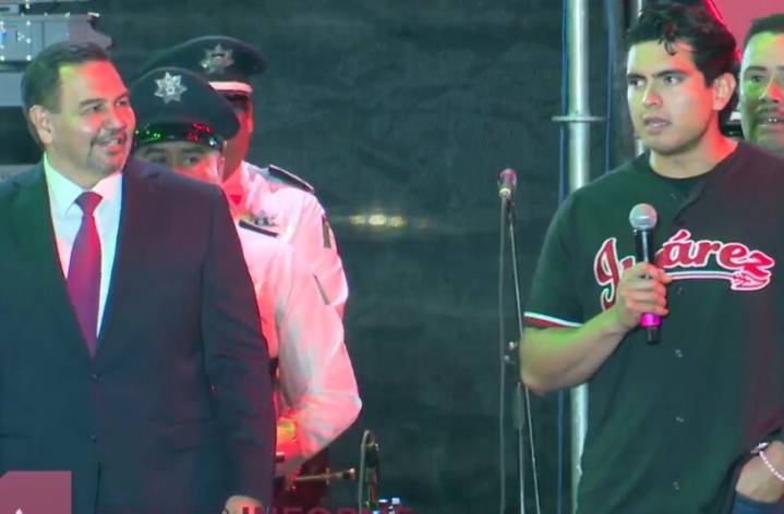 Cruz Pérez Cuéllar celebra a los Indios durante su informe