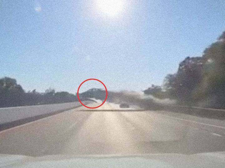 Auto sale volando sobre la Sunrise Highway; el conductor solo resultó ileso