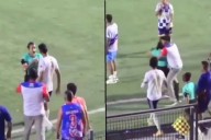 Cobardía: un futbolista le pegó un cachetazo a la árbitra por expulsarlo y ella lo quiso pelear
