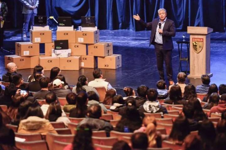 Figueroa: “El programa de becas tiene que ser una política de Estado”