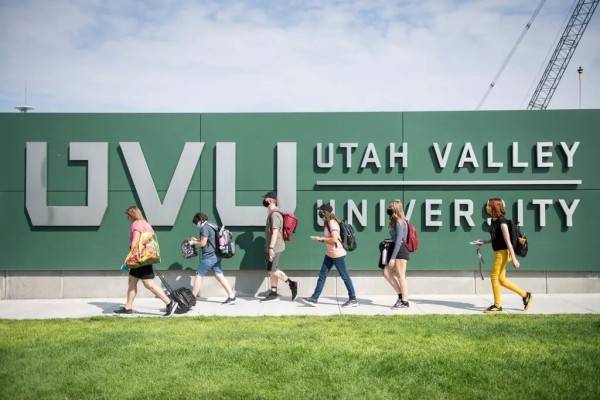 Utah Valley University es una escuela pública con un conjunto diverso de estudiantes