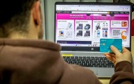 La falta de sede física complica devolver la compra online