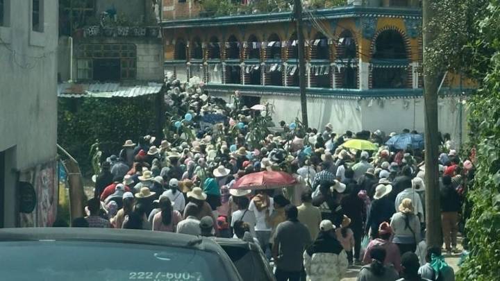 Entre aplausos y dolor, despiden a hermanos que murieron en temazcal en Canoa, Puebla