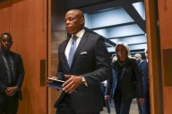 El alcalde de Nueva York, Eric Adams, se retira de la carrera a la reelección