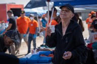 Llevan esperanza y apoyo para personas necesitadas en la canalización del Río Tijuana
